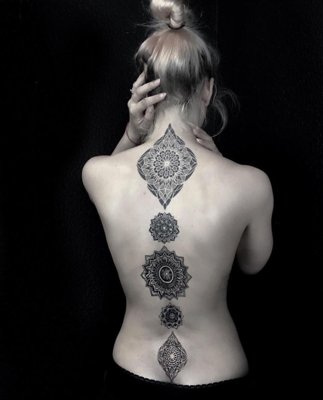  Tatouage mandala en plusieur parties qui suit la colonne vertebrale